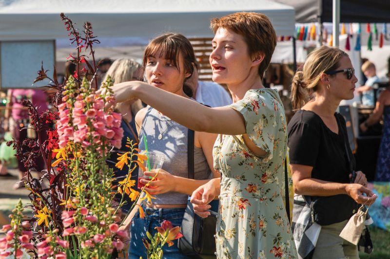 snohomish farmers market women looking at flowers